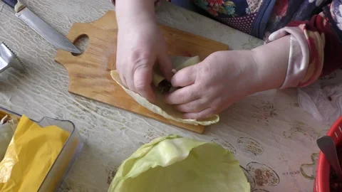 The cook prepares cabbage rolls with meat and cabbage. healthy food concept Vídeo Stock 149312588