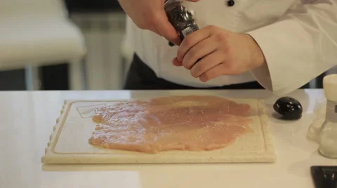 Cook prepares chicken Vidéo 52786762
