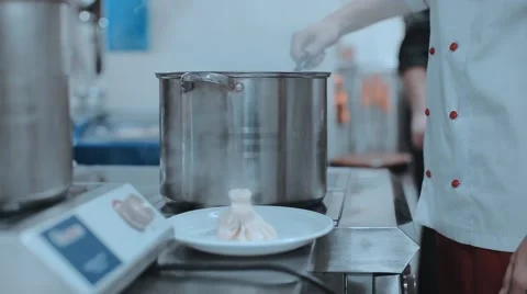 Cook prepares khinkali Vidéo 68201586