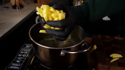The cook prepares potato chips with salad and delicious sauce. 4K shooting Video stock 132724136