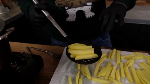 The cook prepares potato chips with salad and delicious sauce. 4K shooting Video stock 132724838