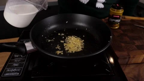 The cook prepares potato chips with salad and delicious sauce. 4K shooting Stock Footage 132726287