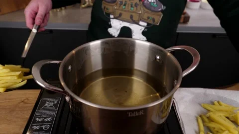 The cook prepares potato chips with salad and delicious sauce. 4K shooting Stock Footage 132729102