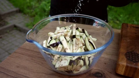 The cook prepares potato chips with salad and delicious sauce. 4K shooting Video stock 132729577