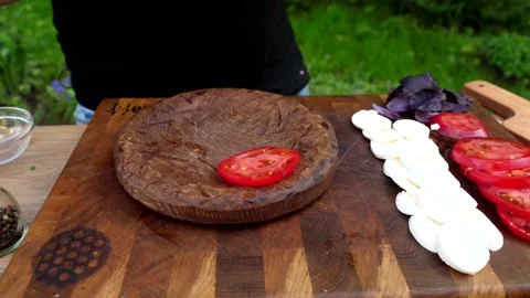 The cook prepares potato chips with salad and delicious sauce. 4K shooting Stock-Footage 132730035
