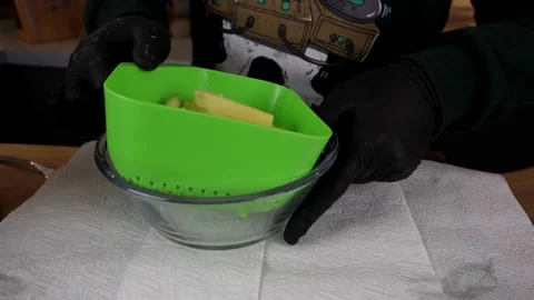 The cook prepares potato chips with salad and delicious sauce. 4K shooting Stock Footage 132730896