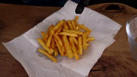 The cook prepares potato chips with salad and delicious sauce. 4K shooting Stock Footage 132731465