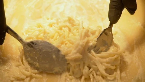 The cook prepares spaghetti in cheese Видео 121894642