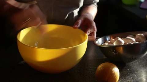 Cook preparing an omelet with mushrooms Stock-Footage 108864899