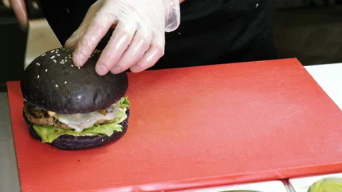 Cook preparing tasty burger with beef or pork rissole, smoked bacon, shrimps. 4K 库存影片 98033838