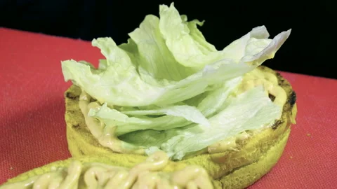 Cook preparing tasty burger with beef or pork rissole, smoked bacon, shrimps. 4K Vídeos de archivo 98035046