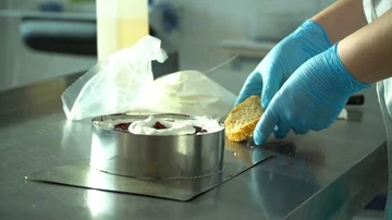 The cook puts the cake in a baking dish Vídeo Stock 85662213