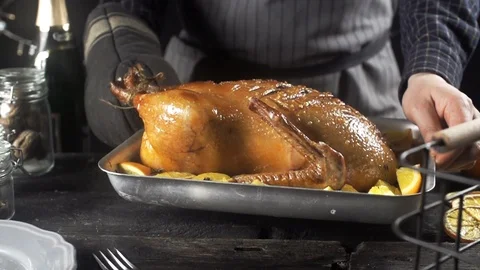 Cook puts a cooked dish of duck with oranges on the table 動画素材 105416103