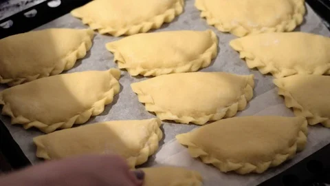 The cook puts the croissants on a baking tray Vídeos de archivo 87859613
