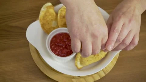 The cook puts the dish in a plate Stock Footage 140059702