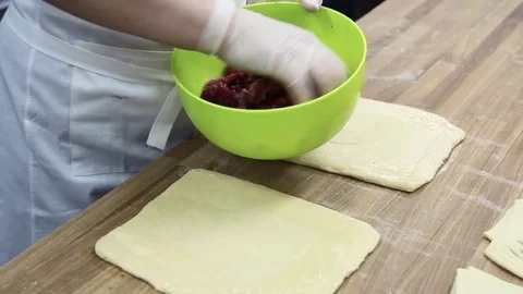 Cook puts on the dough stuffing for strawberry pie 스톡 동영상 69993329