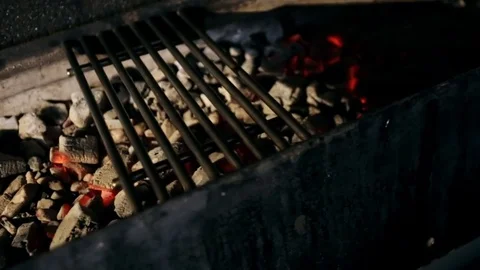 Cook puts a fresh piece of meat on the grill Video stock 80043349