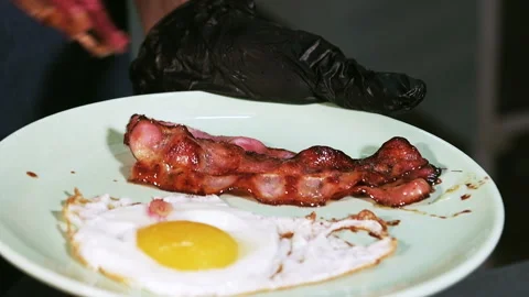 The cook puts the fried red onion rings on a plate. Stock Footage 101750601