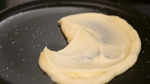 A cook puts mashed potatoes on a plate. Slow motion. 스톡 동영상 303745265
