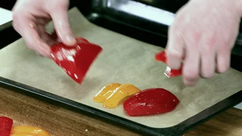 Cook puts the pickled bell pepper on a baking tray for baking in the oven. 4K 库存影片 132289151