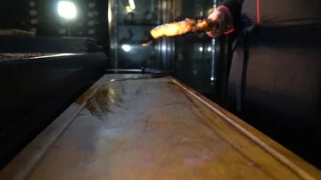 The cook puts a piece of ready-made freshly prepared steak on a chopping board Vídeo Stock 85671184