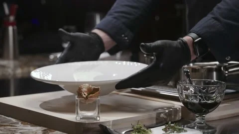 The cook puts the plate on the table Video stock 170395987