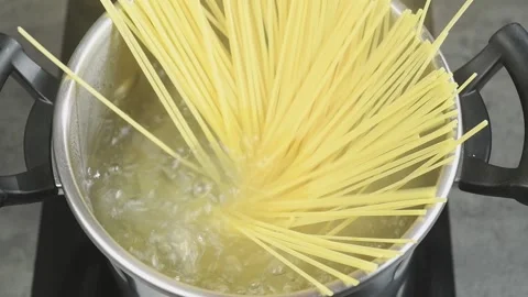 A cook puts spaghetti into the boiling water. Stock-Footage 169798041