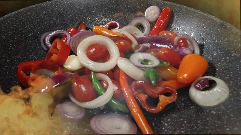 Тhe cook roasts vegetables on a strong fire 스톡 동영상 122201673