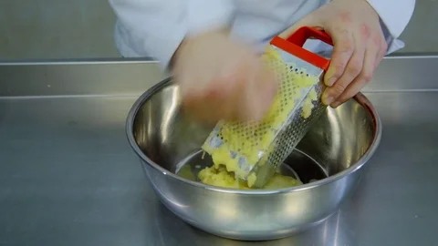 Cook rubs the potato on a grater Vídeo Stock 70971300