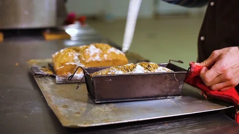 The cook separates the bread from the baking dish with a knife Video stock 106465705
