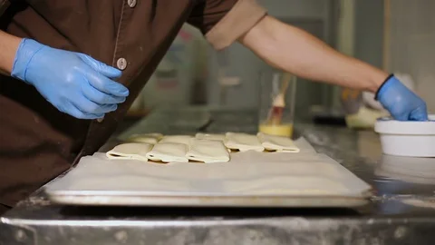 Cook sprinkle the rolls on the baking tray with sesame seeds, poppy seeds Vidéo 106478557