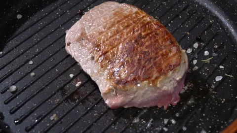 Cook the steak in the pan. slow motion 库存影片 101657275