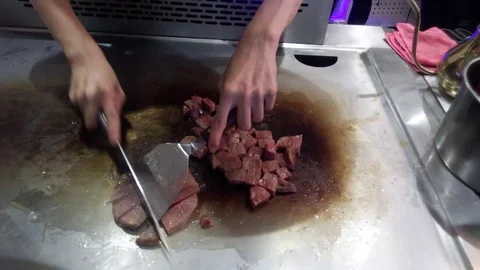 Cook the steak on the spot 스톡 동영상 69993095