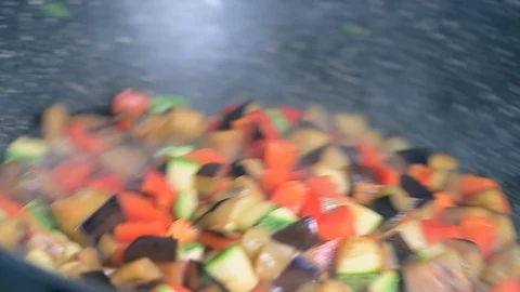 Cook by stir-frying vegetables in a pan Vidéo 129700727