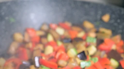 Cook by stir-frying vegetables in a pan Vidéo 129701027