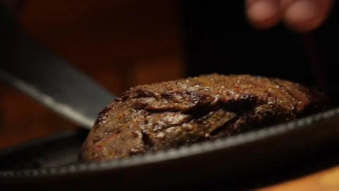 The cook take fired beef steak with a knife on a wooden board Video stock 152717230