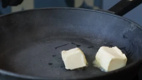 The cook throws cubes of butter into the frying pan Видео 200203652