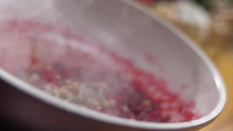 Cook throws the pine nuts in a berry sauce in the pan 動画素材 82503271