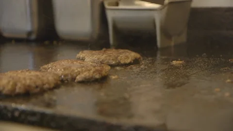 Cook toasting burger buns Vidéo 104873203