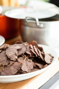 Cooked beef slices on plate Stock-Fotos
