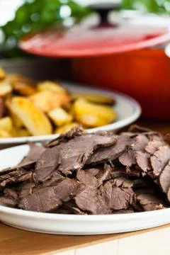 Cooked beef slices on plate Foto stock