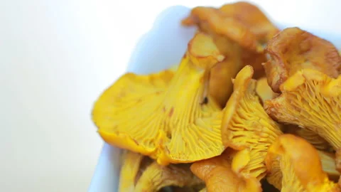 Cooked the chanterelles in the dish. Video stock 94132319