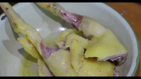 Cooked chicken pieces in bowl, close-up, no people 스톡 동영상 329685953