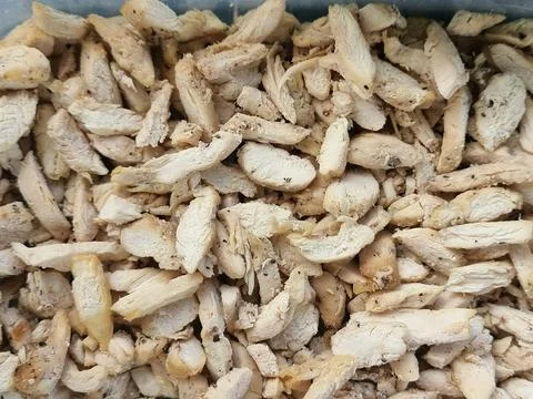 Cooked chicken. was cut into small pieces to prepare for cooking. Foto stock