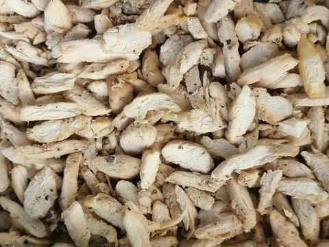 Cooked chicken. was cut into small pieces to prepare for cooking. Foto stock