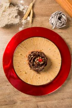 Cooked chocolate pasta spaghetti with raspberry sauce Foto stock