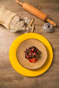 Cooked chocolate pasta spaghetti with raspberry sauce Foto stock