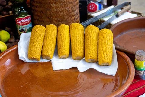 Cooked Corn Cobs on Ceramic Platter at Food Stall 스톡 사진