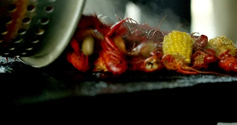 Cooked Crawfish Dumped Onto Table (Close) Vidéo 97123477