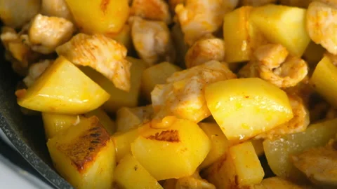 Cooked fried chicken and potatoes cooking in frying pan on kitchen. Video stock 312469301